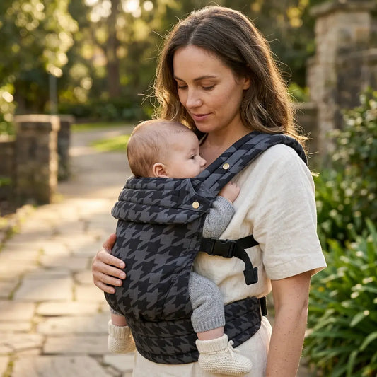 Needella Babytrage Huggle Hahnentritt Dunkelgrau – komfortable Babytrage für Nähe und Bewegungsfreiheit
