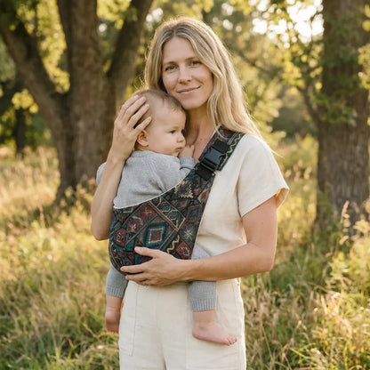 Needella CozyCarry Hüfttrage in Vintage, Eltern tragen ihr Baby entspannt im Alltag