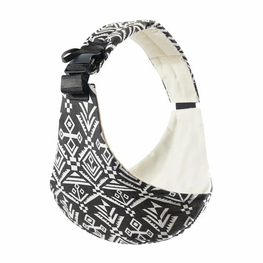 Needella CozyCarry Hüfttrage im Aztekenmuster in Schwarz-Weiß als Studioaufnahme des Produkts