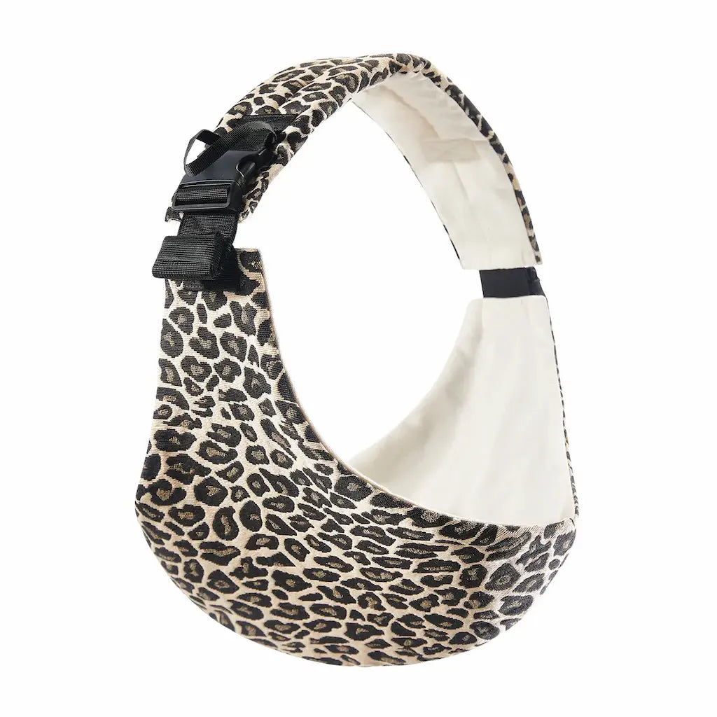 Needella CozyCarry Hüfttrage im Leopardmuster als Studioaufnahme des Produkts