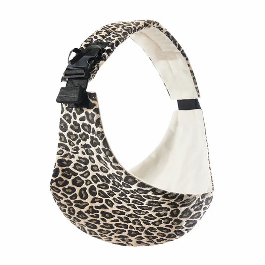 Needella CozyCarry Hüfttrage im Leopardmuster als Studioaufnahme des Produkts