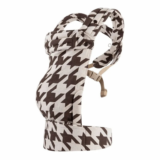 Needella Embrace Babytrage im Hahnentrittmuster in Kaffee als Studioaufnahme des Produkts