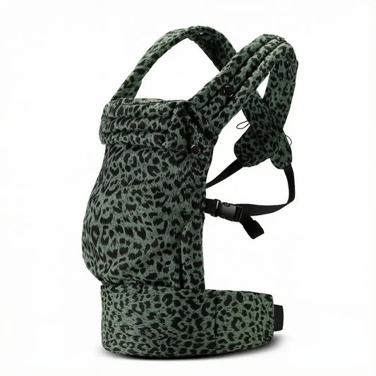 Needella Embrace Babytrage im Leopardmuster in Grün als Studioaufnahme des Produkts