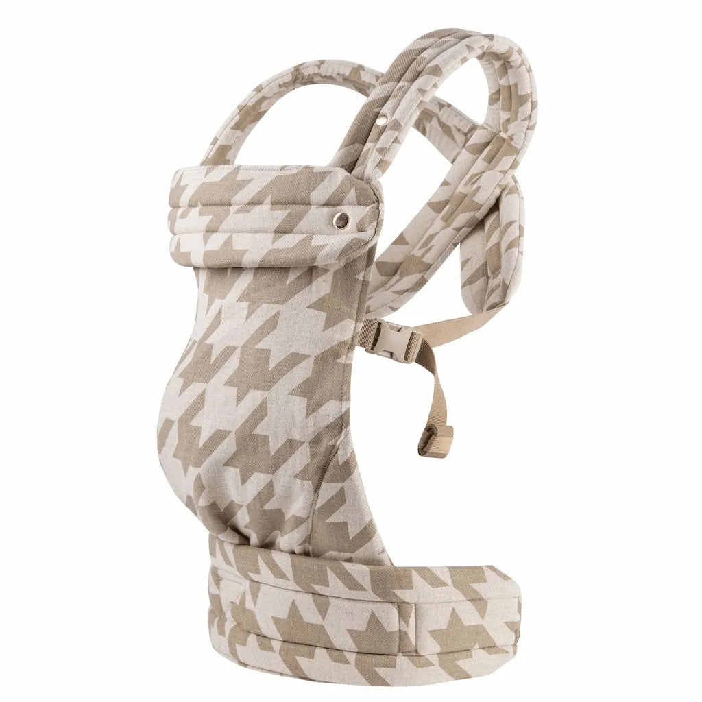 Needella Babytrage Huggle Hahnentritt Beige – Ansicht der ergonomischen Babytrage
