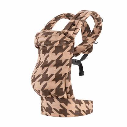 Needella Babytrage Huggle Hahnentritt Karamell – Ansicht der ergonomischen Babytrage