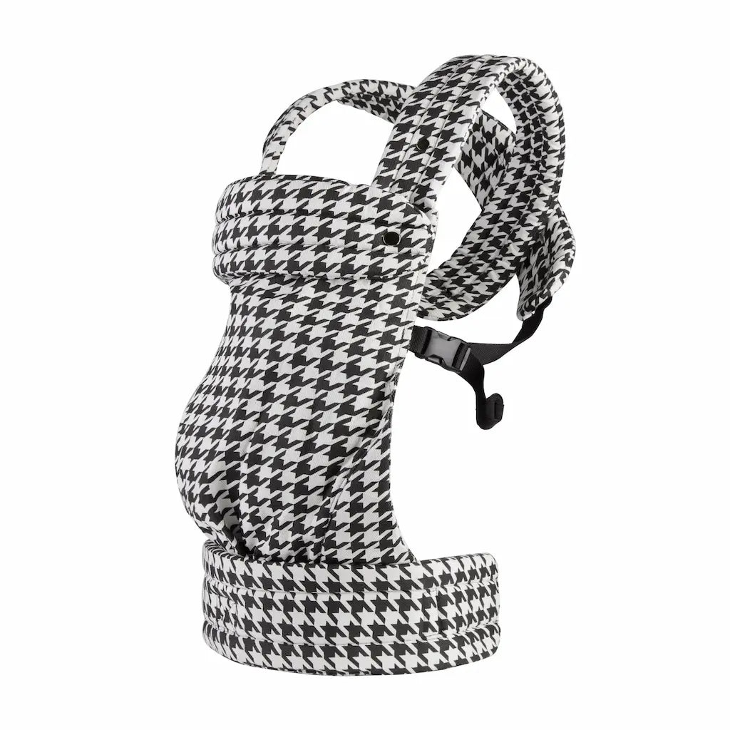 Needella Babytrage Huggle Hahnentritt Schwarz-Weiß – Ansicht der ergonomischen Babytrage