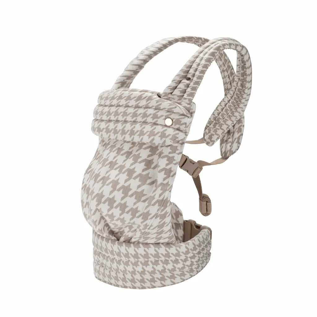 Needella Babytrage Huggle Hahnentritt Sand – Ansicht der ergonomischen Babytrage