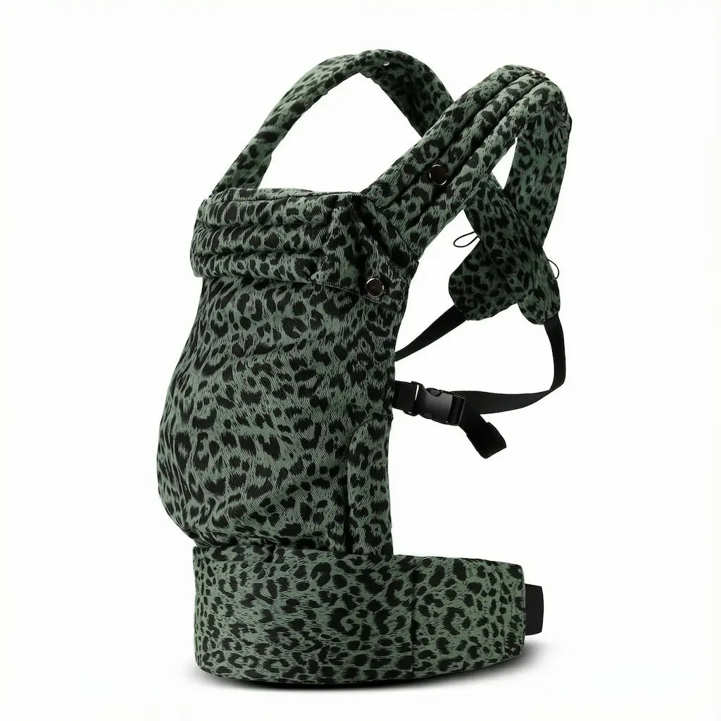 Needella Babytrage Huggle Leopard Grün – ergonomische Babytrage in Leopard-Optik als vollständige Produktansicht