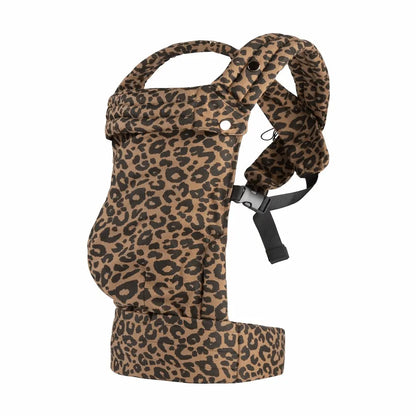 Needella Babytrage Huggle Leopard – Ansicht der ergonomischen Babytrage