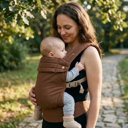 Needella Babytrage Huggle Braun – ergonomische Babytrage für komfortables Tragen im Alltag