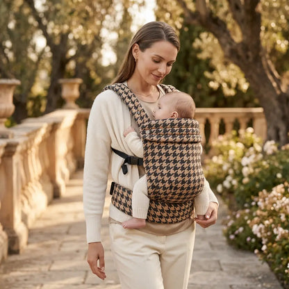 Needella Huggle Babytrage Hahnentritt Braun – warme Farbtöne und hoher Tragekomfort