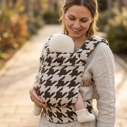 Needella Huggle Hahnentritt Kaffee Baby Carrier – stilvoll und alltagstauglich