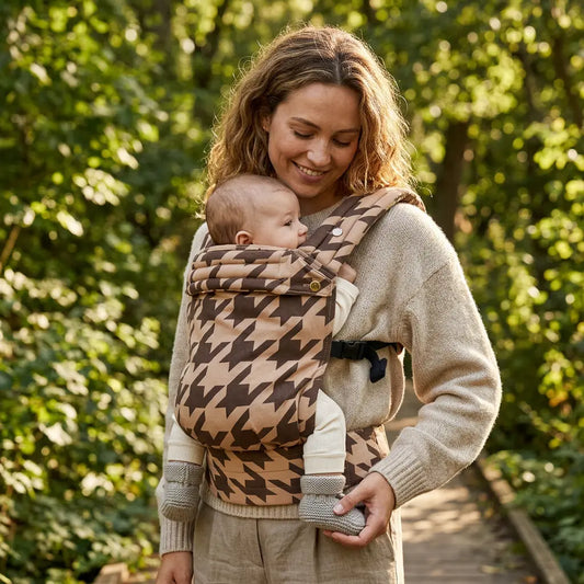 Needella Huggle Babytrage im Hahnentritt Muster Karamell – komfortabel und modern