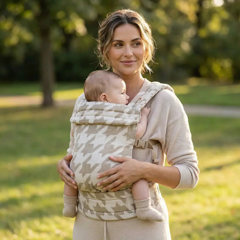Needella Babytrage Huggle Hahnentritt Beige – ergonomische Babytrage für Nähe und Bewegungsfreiheit