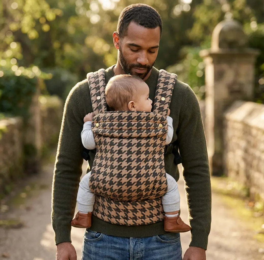 Needella Huggle Hahnentritt Braun Baby Carrier – stilvoll und ergonomisch