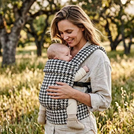 Needella Huggle Babytrage Hahnentritt Schwarz-Weiß – klassisches Muster mit Komfort