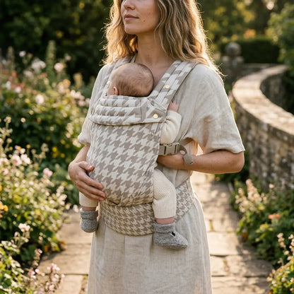 Needella Huggle Babytrage Hahnentritt Sand – dezentes Muster und hoher Komfort