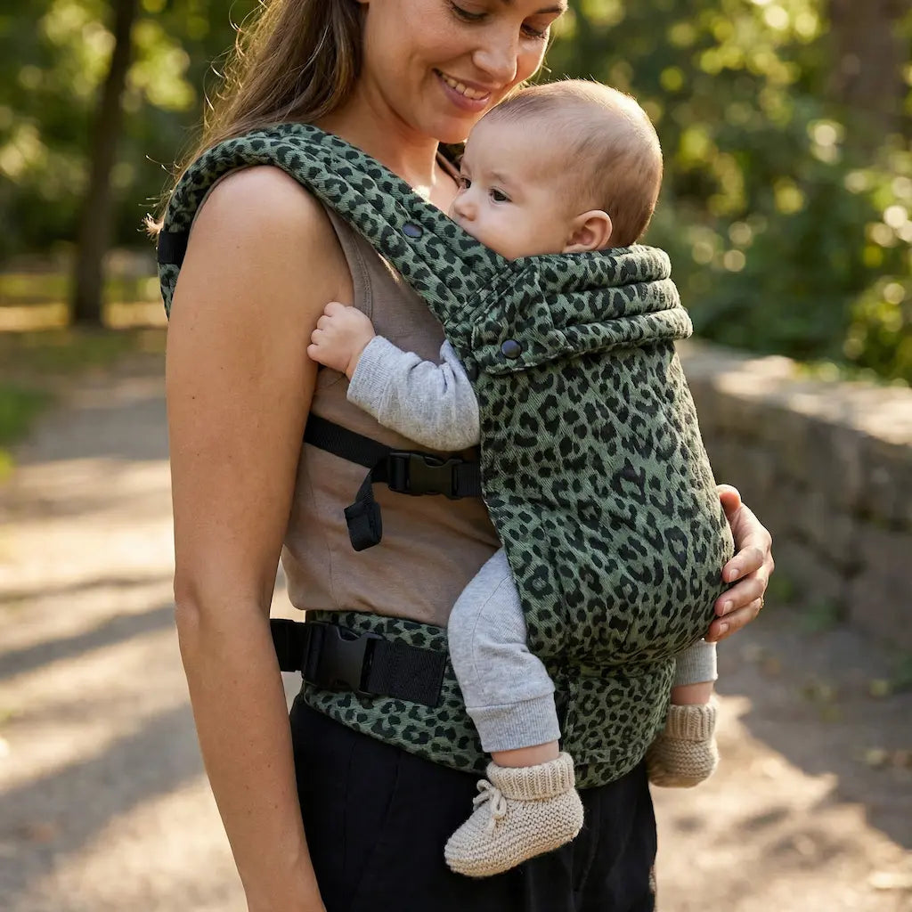 Needella Huggle Leopard Grün Baby Carrier – stylisch und bequem für unterwegs