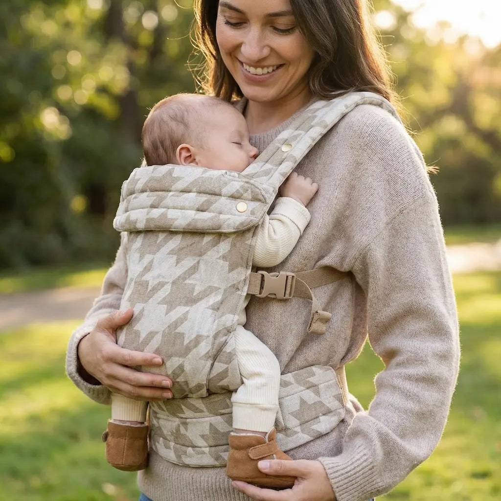 Needella Huggle Babytrage Hahnentritt Beige – dezentes Muster und hoher Tragekomfort