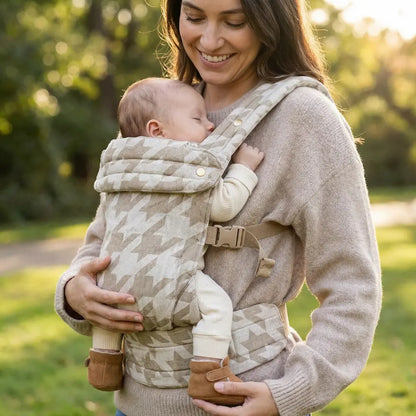 Needella Huggle Babytrage Hahnentritt Beige – dezentes Muster und hoher Tragekomfort