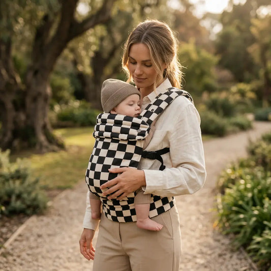Needella Huggle Babytrage kariert – klassisches Muster trifft auf hohen Komfort
