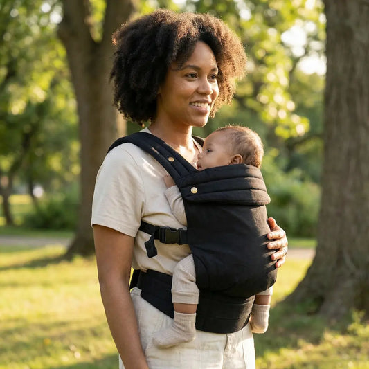 Needella Babytrage Huggle Schwarz – ergonomische Babytrage für komfortables Tragen im Alltag