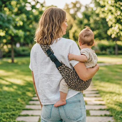 Seitliche Babytrage im Leopardenmuster von hinten – CozyCarry sorgt für Entlastung im Alltag